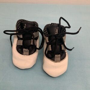 Jordan Kids Black and White Sneakers size2 8cm